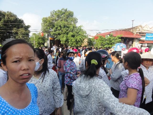 Hàng trăm công nhân đình công vì bị sếp miệt thị trong bữa ăn